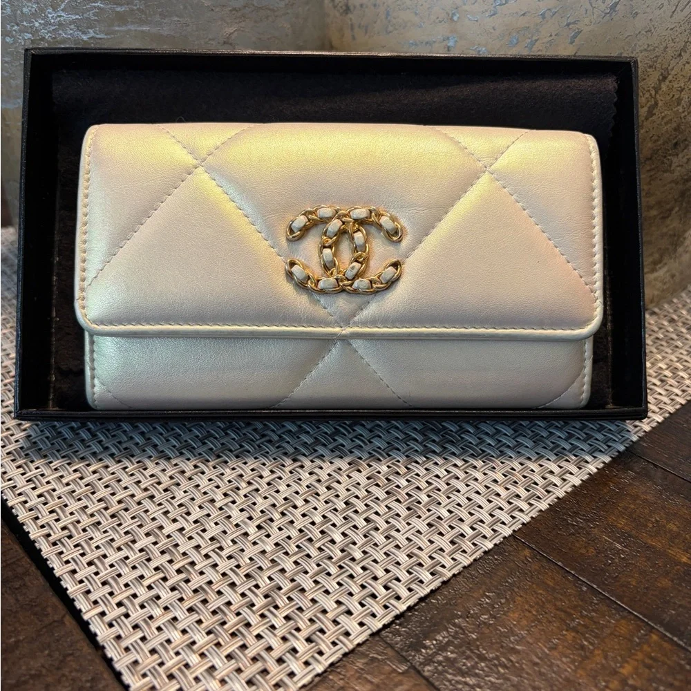 Chanel 19 Flap Wallet